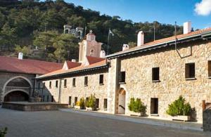 Vizita e dhjetë kishave Manastiri i Zojës së Macheras