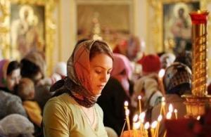 Et stearinlys er et symbol på bønn til helgener.